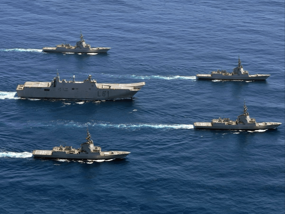 Buques de la Armada navegando en formación